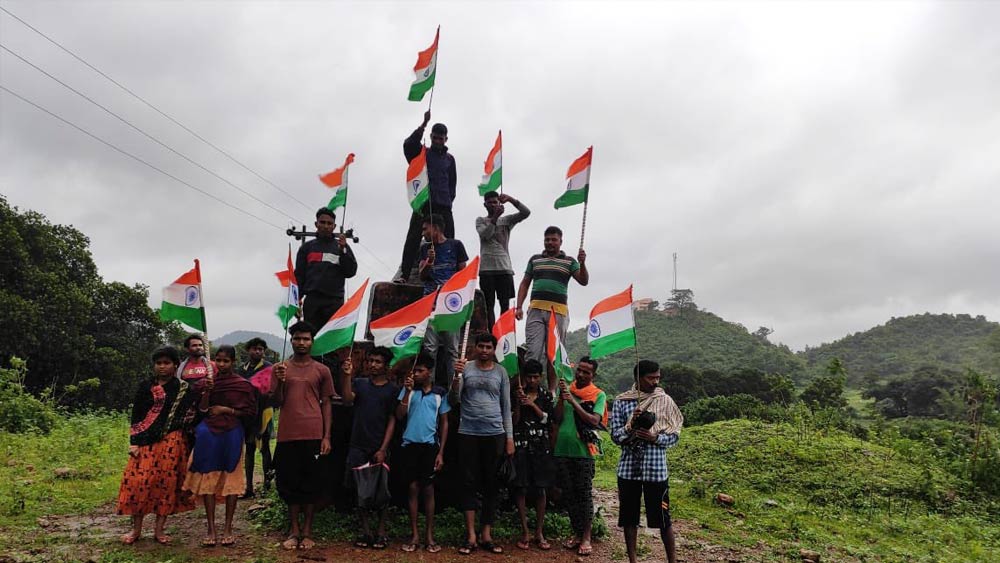 সোমবার ওড়িশার ওই বিচ্ছিন্ন এলাকায় মাওবাদী স্মৃতিসৌধের উপর তিরঙ্গা ওড়ালেন গ্রামবাসীরা। 