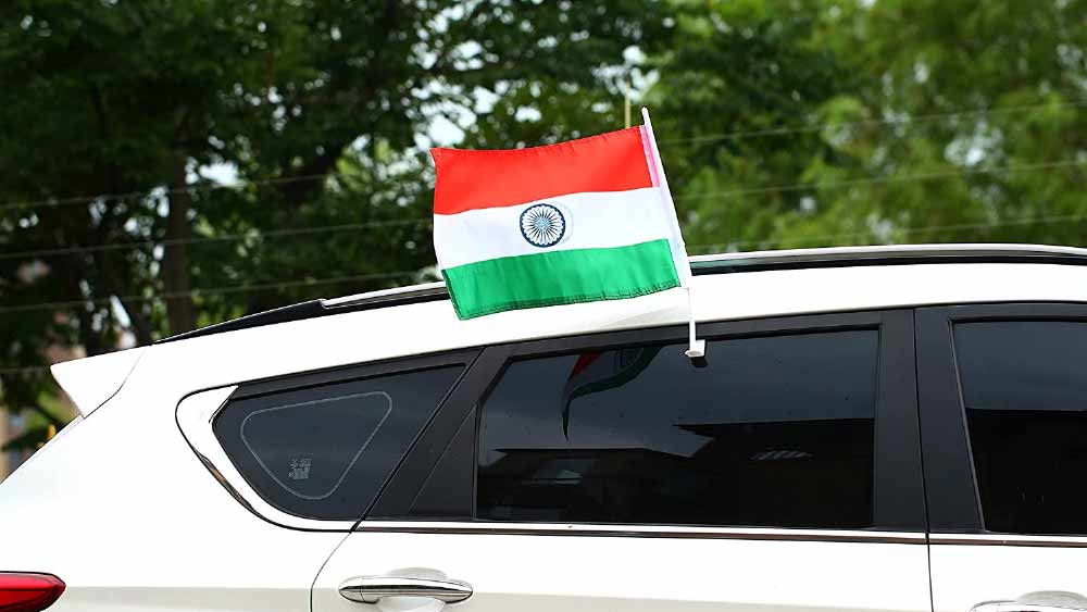 উল্লিখিত ব্যক্তি ছাড়া অন্য কেউ গাড়িতে পতাকা লাগালে তাঁদের বিরুদ্ধে আইনানুগ ব্যবস্থা নেওয়া যেতে পারে।