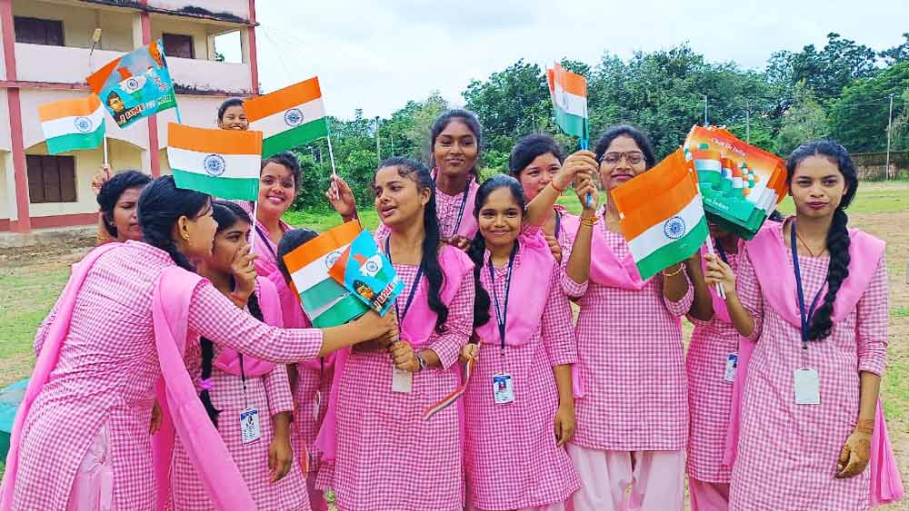 রবিবার দেখা গেল স্থানীয় স্কুল পড়ুয়ারা জাতীয় পতাকা নিয়ে মিছিল করছে।