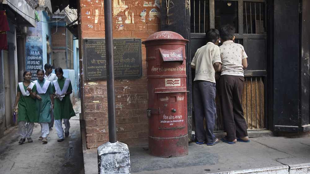 জনসংখ্যা বৃদ্ধির সঙ্গে সঙ্গে সঠিক ব্যক্তির হাতে তাঁর চিঠি বা পার্সেল পৌঁছে দেওয়া কঠিন হয়ে পড়েছিল। সেই সময়ই পিন কোডের জন্ম হয়।