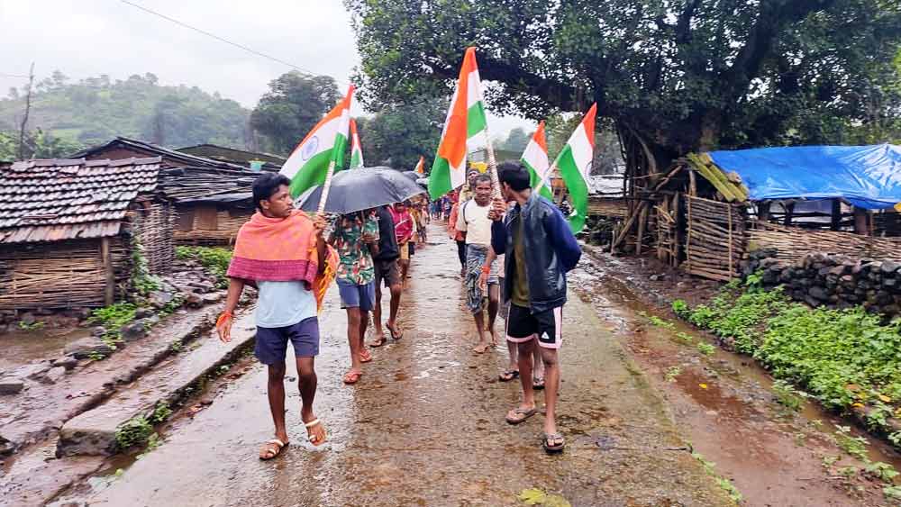 সেই সব দিন পেরিয়ে সোমবার অন্য সকল দেশবাসীর মতো ‘আজাদি কা অমৃত মহোৎসব’ পালনে মেতে ওঠেন ওড়িশার ওই বিচ্ছিন্ন এলাকার বাসিন্দারা।