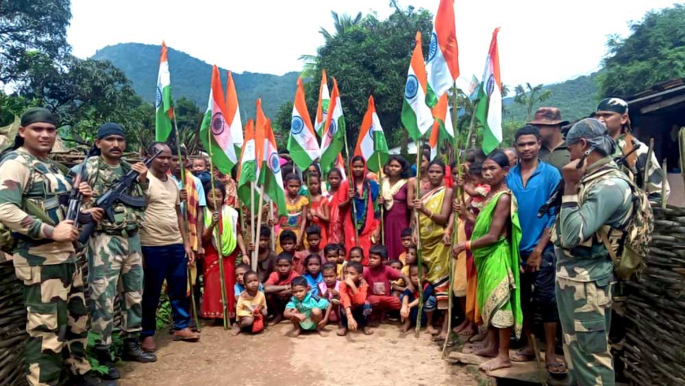 এখনও এই অঞ্চলে টহল দেয় কেন্দ্রীয় বাহিনী। তাঁদের সঙ্গেও গ্রামবাসীরা জাতীয় পতাকা নিয়ে ছবি তুলেছেন।