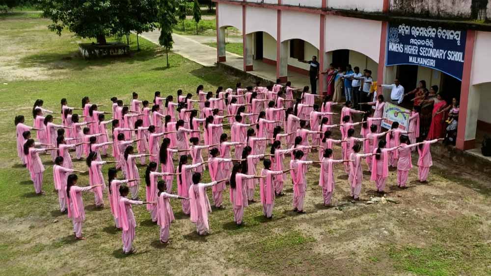 মাওবাদীদের তৈরি স্মৃতিসৌধে পতাকা হাতে ওই গ্রামের খুদেদের ছবিও প্রকাশ্যে এসেছে।