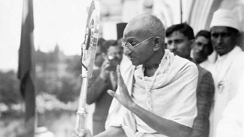 এ কথা ভাবতে ভাবতেই তিনি মুশকিল আসান করলেন। তৎকালীন অবিভক্ত ভারতের করাচিতে কংগ্রেসের অধিবেশনে জনসভায় বক্তৃতার জন্য মাইক্রোফোনের ব্যবস্থা করলেন। 