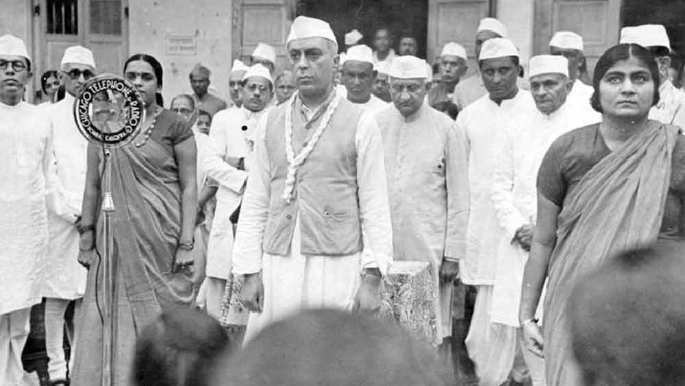 ১৯২৯ সালে অবিভক্ত ভারতের করাচিতে গাঁধীজিকে সেই মাইক্রোফোন দেখালেন নানিক। শিকাগোর এক রেডিয়ো নির্মাতার থেকে অনুমতি নিয়েই এই নামটি ধার করেন নানিকের বাবা। 