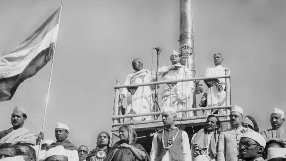 সভামঞ্চে বাঁশের খুঁটিতে হর্নের মতো লাউডস্পিকার বাঁধা হত। যাতে বক্তৃতা সকলে শুনতে পান সে জন্য। সভার এক দিন আগেই ঘোষণার জন্য প্রয়োজনীয় ব্যবস্থা ঠিকমতো কাজ করছে কি না, তা দেখে নেওয়া হত।