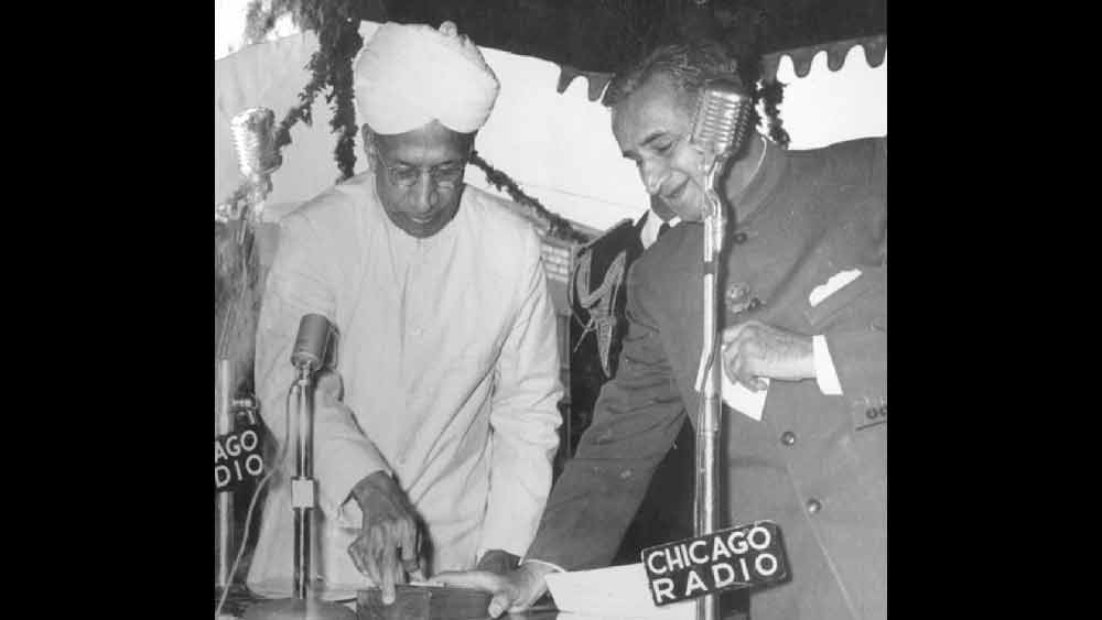 শিকাগো রেডিয়ো মাইক্রোফোনে বক্তৃতা দিতে দেখা গিয়েছে নেতাজি সুভাষচন্দ্র বসু, জওহরলাল নেহরুকেও। পরবর্তী সময়ে প্রাক্তন প্রধানমন্ত্রী ইন্দিরা গাঁধীকেও এই মাইক্রোফোনে বক্তব্য রাখতে দেখা গিয়েছে।