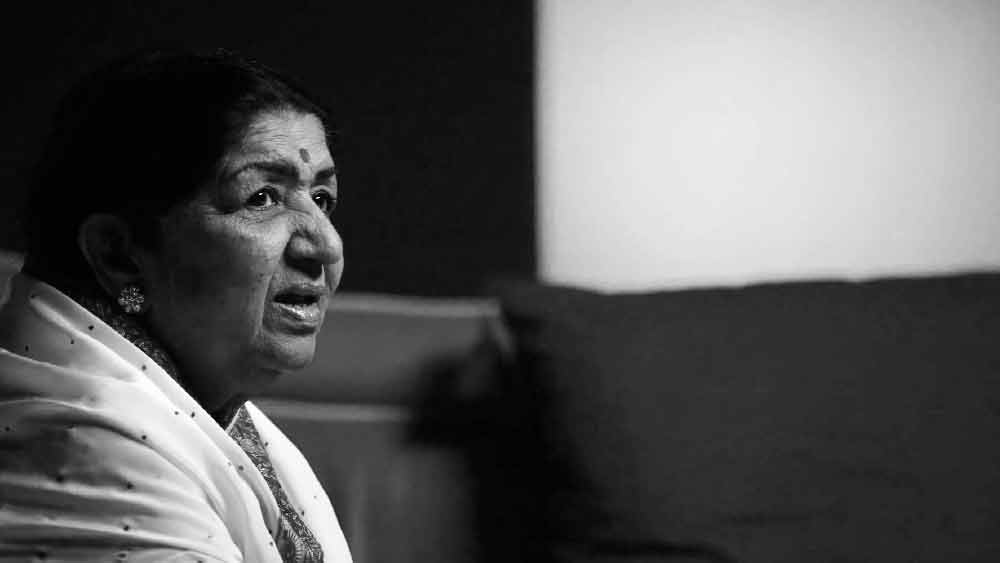  ১৯৬৩ সালে দিল্লিতে এই মাইক্রোফোনের সামনে মুখ রেখে সুর সম্রাজ্ঞী লতা মঙ্গেশকর গেয়েছিলেন ‘অ্যায় মেরে ওয়াতন কে লোগোঁ’। যে গান শুনে দর্শকাসনের অনেকের চোখ অশ্রুতে ভিজেছিল। 