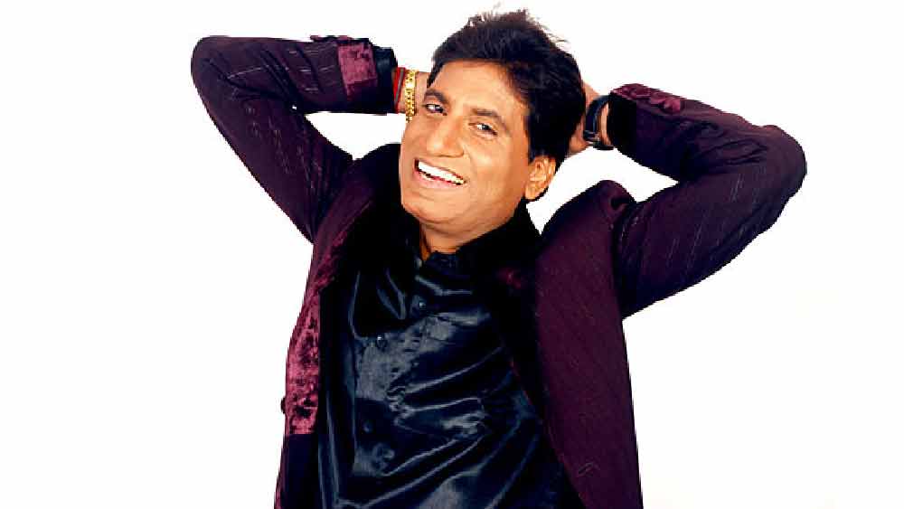 পেটের খিদে মেটাতে নিরুপায় হয়ে অটো চালাতে শুরু করেন রাজু। তবুও হাল ছাড়েননি। এই সময় থেকেই রাজু ছোটখাটো অনুষ্ঠানে কৌতুক পরিবেশন করতে শুরু করেন।