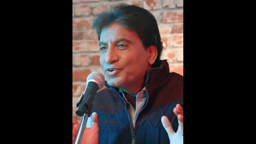 পাকাপাকি ভাবে কৌতুকশিল্পী হিসাবে জনপ্রিয় হয়ে ওঠার আগে অনেক বলিউড সিনেমাতে ছোট ছোট চরিত্রেও অভিনয় করেন রাজু। এমনকি, ‘ম্যায়নে প্যায়ার কিয়া’ এবং ‘বাজিগর’-এর মতো সফল বলি সিনেমাতেও ছোট চরিত্রে অভিনয় করতে দেখা গিয়েছে তাঁকে।