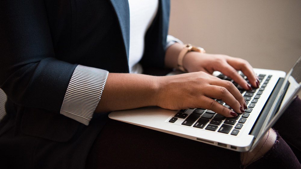 ১০০ এমবিপিএস গতির পরিষেবার জন্য মাসপিছু ৫৫ আমেরিকান ডলার (ভারতীয় মুদ্রায় ৪,৩০০ টাকা) এবং ১ জিবিপিএস গতির পরিষেবার জন্য তিনি ৭৯ আমেরিকান ডলার (ভারতীয় মুদ্রায় আনুমানিক ৬,৩০০ টাকা) ধার্য করেন।