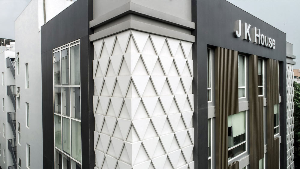 ৩০ তলার এই বাড়ির ছ’টি তলা গাড়ি রাখার জন্য পার্কিং স্পেস হিসাবে ব্যবহার করা হয়। সংবাদ সংস্থার তথ্য অনুযায়ী, জেকে হাউসের মূল্য ছ’হাজার কোটি টাকার কাছাকাছি।