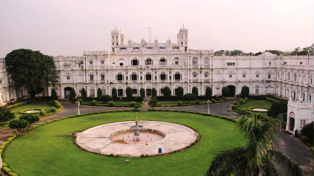 ‘জয় বিলাস মহল’ এত সুন্দর যে, তার কিছু অংশ সাধারণ জনগণের জন্যে খুলে দেওয়া হয়েছে। যাঁরা বিশালাকার অট্টালিকা ঘুরতে পছন্দ করেন তাঁদের জন্য গ্বালিয়রের এই মহল আদর্শ জায়গা।