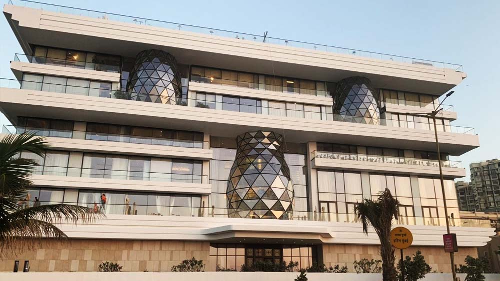 পাঁচ তলার এই আবাসনে নীচে গাড়ি রাখার জায়গা রয়েছে। এ ছাড়াও মন্দিরের জন্য একটি আলাদা ঘর রয়েছে। বাড়ির সামনে রয়েছে বিশাল বাগানও।