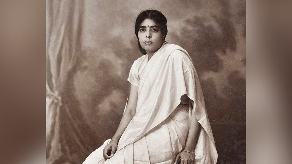 এখন থেকে প্রায় ১২৮ বছর আগে ১৮৮৭ সালের ৪ নভেম্বর কেরলের তেলিচেরিতে (বর্তমানে যা পরিচিত তালাসেরি নামে) জন্ম হয়েছিল ইডাবলেট কক্কট জানকী অম্মালের। তাঁর বাবা ইকে কৃষ্ণণ ছিলেন ব্রিটিশ ভারতের মাদ্রাজ প্রেসিডেন্সির এক আদালতের বিচারক।