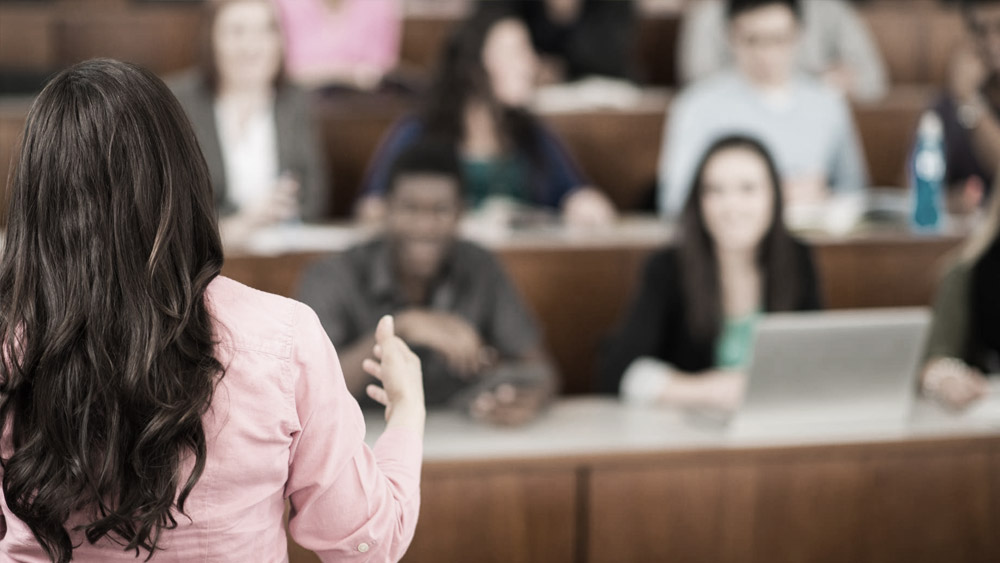 স্নাতক হওয়ার পর তৎকালীন মাদ্রাজের ক্রিস্টিয়ান কলেজে তিন বছর শিক্ষকতা করেন জানকী। এর পর বিদেশে গিয়ে পড়াশোনা করার সুযোগ আসে। লেভি বারবারের নামে একটি স্কলারশিপের মাধ্যমে বিনামূল্যে আমেরিকার মিশিগান বিশ্ববিদ্যালয়ে পড়ার সুযোগ হাতছাড়া করেননি তিনি।