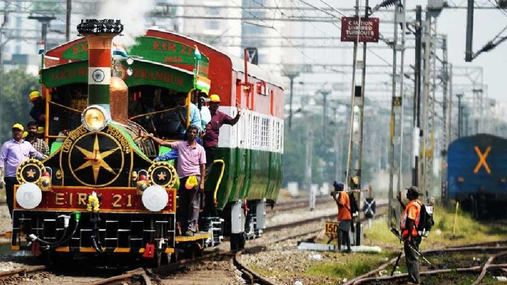 সোমবার ৭৬তম স্বাধীনতা দিবসের দিনেও এই ইঞ্জিন বগি টেনে নিয়ে গিয়েছে চেন্নাইয়ের এগমোর থেকে কোদামবাক্কাম স্টেশন পর্যন্ত। এই ইঞ্জিনটির নাম— ইআইআর-২১। 
