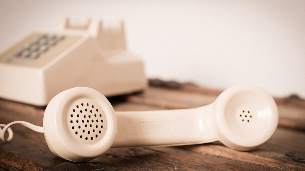 আন্তর্জাতিক ফোনকল রেকর্ড করলেই সব তথ্য ফাঁস হয়ে যাবে যে! তবে উপায় কী? নিয়মিত যোগাযোগ বজায় রাখার জন্য তৈরি করা হয় অবৈধ টেলিফোন এক্সচেঞ্জ পরিচালনকারী সংস্থা। সম্প্রতি তেমনই কিছু সংস্থার হদিস পেয়েছে কেরলের পুলিশ।