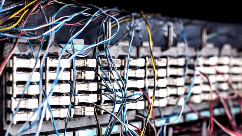 ২০২১ সালে এই ধরনের আটটি অবৈধ টেলিফোন এক্সচেঞ্জ পরিচালনকারী সংস্থা পুলিশের নজরে এসেছিল। সম্প্রতি আরও কিছু সংস্থা তাঁদের নজরে আসে।  কোঝিকোড়-ভিত্তিক র‌্যাকেটের কার্যকলাপের তদন্তের সময় পুলিশ এই সংস্থাগুলির খোঁজ পায়। এই অবৈধ প্রতিষ্ঠানগুলির নেপথ্যে রয়েছে ‘প্যান-ইন্ডিয়া নেটওয়ার্ক’-এর ভূমিকা। বেশির ভাগ সংস্থা কেরলের কোঝিকোড়েই রয়েছে।