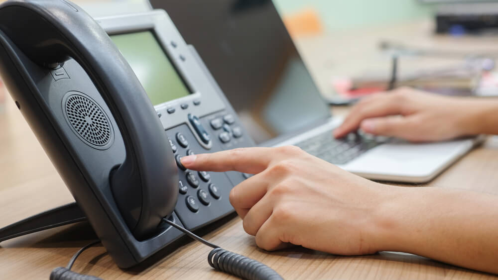 সাধারণত আন্তর্জাতিক স্তরে কল পরিচালনা করার জন্য কয়েকটি সংস্থাকে লাইসেন্স দেওয়া হয়। এই পদ্ধতিতে ফোন করতে গেলে খরচও বেশি। কিন্তু অবৈধ টেলিফোন এক্সেঞ্জের মাধ্যমে কেউ ফোন করতে চাইলে, তিনি খুব কম খরচে ফোন করতে পারেন। ফলে, সস্তা বিকল্প উপায় হাতের কাছে থাকায় এই সংস্থাগুলিও সংখ্যায় বাড়তে থাকে।