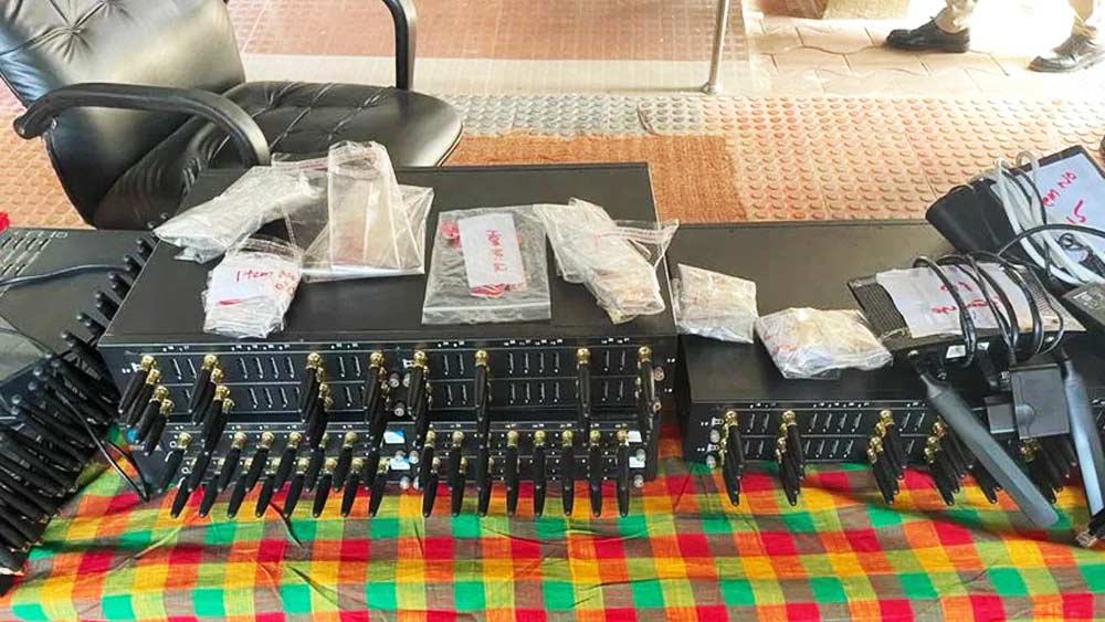 কোঝিকোড় সিটি ক্রাইম ব্রাঞ্চের সহকারী কমিশনার অনিল শ্রীনিবাসন সংবাদমাধ্যমে জানিয়েছেন, নজরদারি এড়ানোর জন্য ব্যবহৃত হয় ‘ভয়েস ওভার ইন্টারনেট প্রোটোকল’ (ভিওআইপি)। এক সিনিয়র গোয়েন্দা কর্মকর্তা জানান, কোঝিকোডে অবৈধ এক্সচেঞ্জের সঙ্গে জড়িত অভিযুক্তরা ভিওআইপি পদ্ধতিতে কল করার জন্য একটি সংস্থার নামে বিদেশি সার্ভার ব্যবহার করছে। যাঁরা এই সার্ভারটি কিনেছেন, তাঁদের শনাক্ত করা হয়েছে বলেও জানিয়েছেন তিনি।