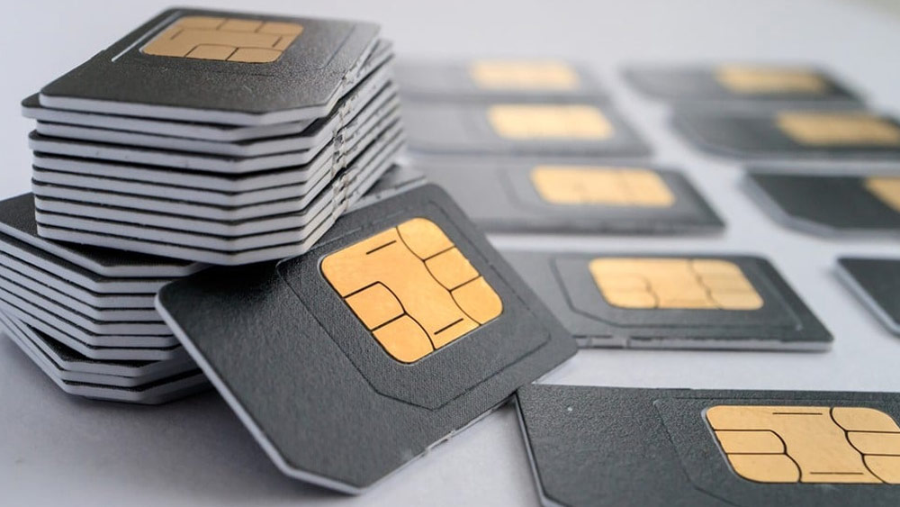 কী ভাবে কাজ করে এই সব সংস্থা। মোবাইল ফোন থেকে একটি আন্তর্জাতিক কলকে ভিওআইপিতে রূপান্তরিত করা হয়। তার পর সিম বক্সের মাধ্যমে ভিওআইপিকে আবার স্থানীয় কলে রূপান্তর করা হয়।