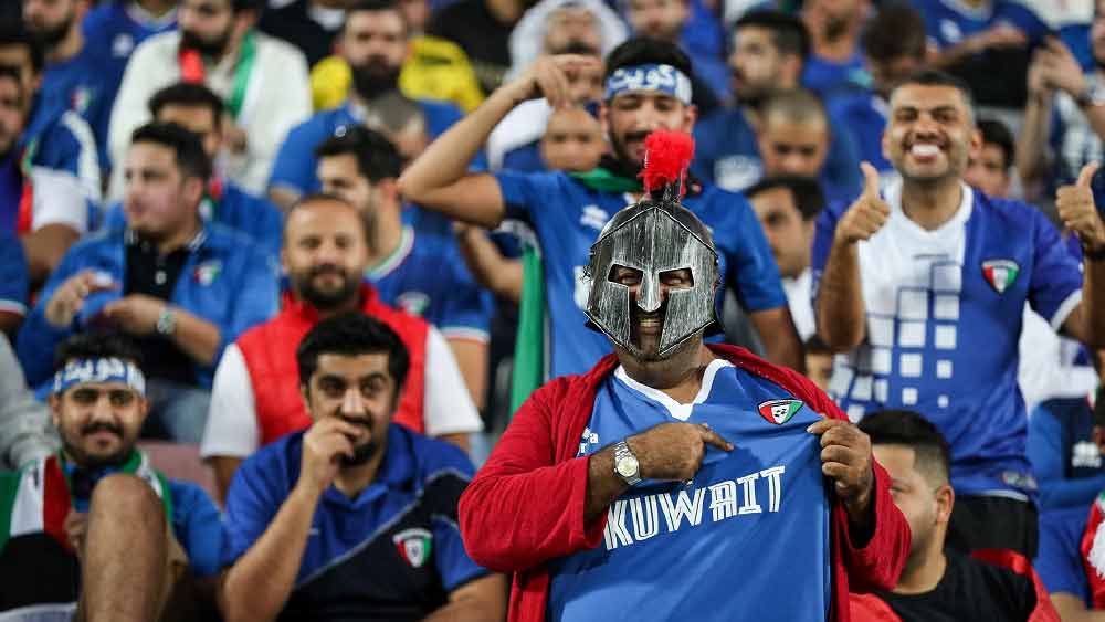 ২০১৫ সালের অক্টোবরে কুয়েতকে আঞ্চলিক, মহাদেশীয় এবং আন্তর্জাতিক ফুটবল থেকে নিষিদ্ধ করার সিদ্ধান্ত নেয় ফিফা। অভিযোগ, দেশের ফুটবল অ্যাসোসিয়েশনের উপর সে দেশের সরকার হস্তক্ষেপ করছে। কুয়েত সরকারের তরফে আইন এনে ফুটবল অ্যাসোসিয়েশনকে নিয়ন্ত্রণের চেষ্টা হয়। সে দেশের বিভিন্ন ক্লাবের স্বাধীন ভাবে কাজ করার অনুমতি বাতিল করা হয়। কুয়েত সরকারের এই সিদ্ধান্তকে ‘তৃতীয় পক্ষের হস্তক্ষেপ’ বিবেচনা করে ফিফা সে দেশের ফুটবলে নিষেধাজ্ঞা জারি করে। ২০১৭ সালের ডিসেম্বরে এই নিষেধাজ্ঞা তুলে নেওয়া হয়।