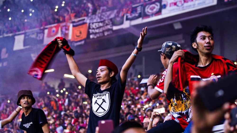 কুয়েতের মতো ইন্দোনেশিয়া সরকারও দেশের ফুটবল বিষয়ক বিভিন্ন বিষয়ে হস্তক্ষেপ করায় ফিফা নিষেধাজ্ঞা আরোপ করে। ইন্দোনেশিয়ার যুব ও ক্রীড়া মন্ত্রক ২০১৫ সালে সে দেশের ফুটবল ফেডারেশনকে স্বীকৃতি দিতে অস্বীকার করে। এর পরিবর্তে একটি নতুন কমিটি গঠন করা হয়। সরকারের এই সিদ্ধান্তকে ‘হস্তক্ষেপ’ বলে বর্ণনা করে সে দেশের ফুটবলের উপর নিষেধাজ্ঞা জারি করে ফিফা। ফলস্বরূপ ২০১৮ সালের বিশ্বকাপ এবং ২০১৯ সালের এশিয়ান কাপের বাছাইপর্ব থেকে বাদ পড়ে ইন্দোনেশিয়া। ২০১৬ সালের মে মাসে এই নিষেধাজ্ঞা তুলে নেওয়া হয়।