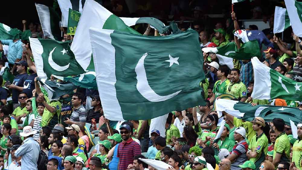 ২০১৭ সালের অক্টোবরে, ‘তৃতীয় পক্ষের হস্তক্ষেপের’ কারণ দেখিয়ে পাকিস্তানকে আন্তর্জাতিক প্রতিযোগিতায় অংশগ্রহণ করা থেকে বিরত রাখার সিদ্ধান্ত নেয় ফিফা। আদালতের সিদ্ধান্তে পাকিস্তান ফুটবল ফেডারেশন (পিএফএফ)-এর অফিস এবং অ্যাকাউন্টগুলির নিয়ন্ত্রণ যায় আদালত নিযুক্ত প্রশাসকের কাছে। আদালতের এই রায় ফিফা আইনের বিরোধী জানিয়ে নির্বাসিত করা হয় পিএফএফ-কে। ২০১৮ সালের মার্চ মাসে এই নিষেধাজ্ঞা তুলে নেওয়া হয়।