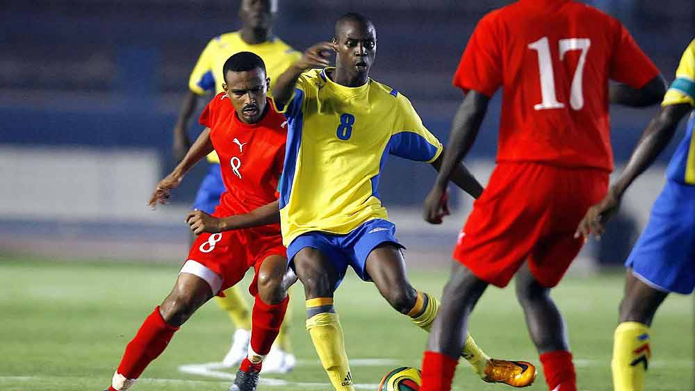 ২০২১ সালের মার্চ মাসে চাদের যুব ও ক্রীড়া মন্ত্রকের তরফে সে দেশের ফুটবল অ্যাসোসিয়েশনকে ভেঙে দেওয়া হয়। এর পরই চাদের ফুটবল দলকে আন্তর্জাতিক প্রতিযোগিতায় অংশগ্রহণ করা থেকে বিরত রাখার সিদ্ধান্ত নেন ফিফা কর্তৃপক্ষ। ছয় মাস পরে সে দেশের ফুটবলের লাগাম আবার চাদ ফুটবল অ্যাসোসিয়েশন (এফটিএফএ) উপর তুলে দেওয়ার পর এই নিষেধাজ্ঞা প্রত্যাহার করা হয়।