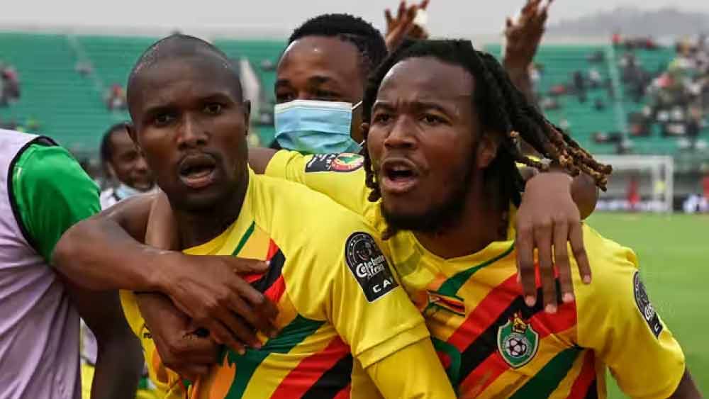 ২০২২ সালের ফেব্রুয়ারি মাসে জিম্বাবোয়ে সরকারের ‘স্পোর্টস অ্যান্ড রিক্রিয়েশন কমিশন’ (এসআরসি)-এর তরফে  জিম্বাবোয়ে ফুটবল অ্যাসোসিয়েশন (জিফা)-কে নির্বাসিত করা হয়। জিফার কর্মীদের বিরুদ্ধে মহিলা রেফারিদের যৌন হয়রানির অভিযোগ আনা হয়। একই সঙ্গে জিফার বিরুদ্ধে জালিয়াতির অভিযোগও আনা হয়। এর পরই  জিফাকে নির্বাসিত করে এসআরসি। এর পর ফিফাও জিম্বাবোয়ে ফুটবল দলকে আন্তর্জাতিক স্তরের সমস্ত প্রতিযোগিতা থেকে বাদ দেওয়ার সিদ্ধান্ত নেয়। এই নিষেধাজ্ঞা এখন পর্যন্ত জারি রয়েছে।