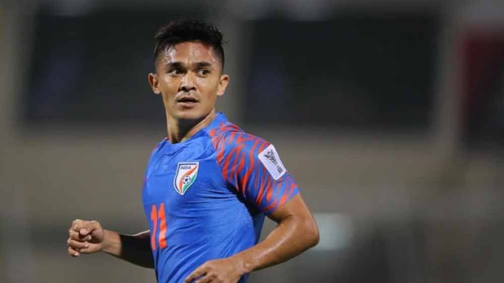 এর পরই মঙ্গলবার ১৬ অগস্ট ভারতীয় ফুটবলের নিয়ামক সংস্থা সর্বভারতীয় ফুটবল ফেডারেশনকে (এআইএফএফ) নির্বাসিত করল ফিফা। এর ফলে প্রবল অনিশ্চয়তার মধ্যে  পড়ল ভারতীয় ফুটবলের ভবিষ্যৎ। ফিফা এক বিবৃতিতে জানিয়েছে, আদালতের নির্দেশে এখন এআইএফএফ-এর তত্ত্বাবধানে রয়েছে ‘কমিটি অব অ্যাডমিনিস্ট্রেটর্স’। এর বদলে যে দিন থেকে নির্বাচনের মাধ্যমে তৈরি হওয়া কমিটি এআইএফএফ-এর দৈনন্দিন কাজকর্ম দেখতে শুরু করবে, সে দিন থেকে এই নির্বাসনের শাস্তি উঠে যাবে।