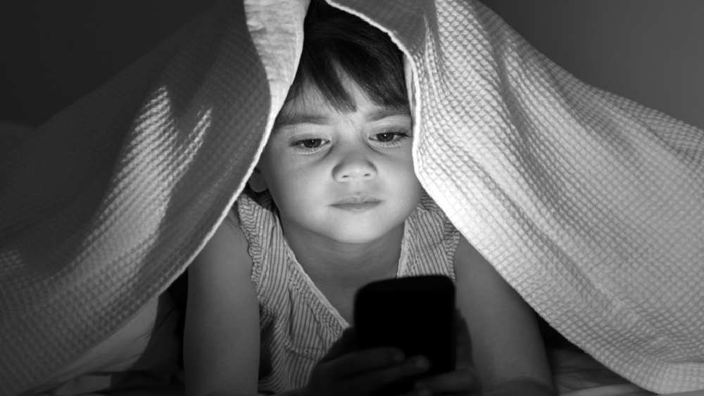 এ ভাবেই মোবাইল কিংবা টিভির নেশায় বুঁদ হয়ে পড়ে ছোটরা। 