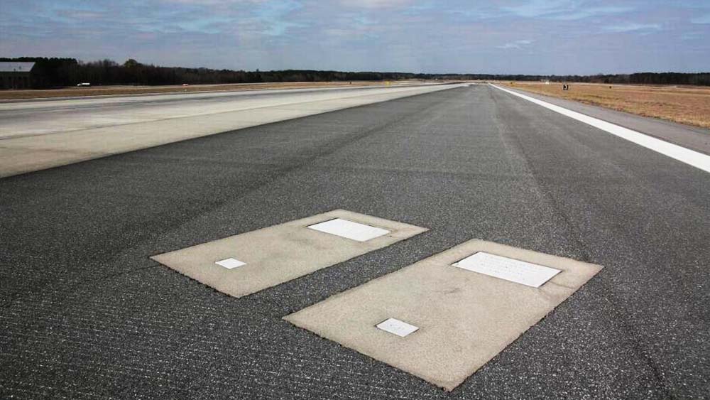 বিমানবন্দরে কবরস্থান! কবরের উপরে রানওয়ে। কবর রয়েছে রানওয়ের পাশেও। প্রতিদিন শ’য়ে শ’য়ে বিমান নামছে এই বিমানবন্দরে। কিন্তু কবরগুলি আগের মতোই অক্ষত রয়েছে। মৃতের পরিবারের সদস্যরাও মাঝেমাঝে আসেন। বিমানবন্দরের কর্মীরাই তাঁদের সেই জায়গায় নিয়ে যান। গল্পের মতো মনে হলেও পৃথিবীর বুকে এই বিমানবন্দরের অস্তিত্ব রয়েছে।