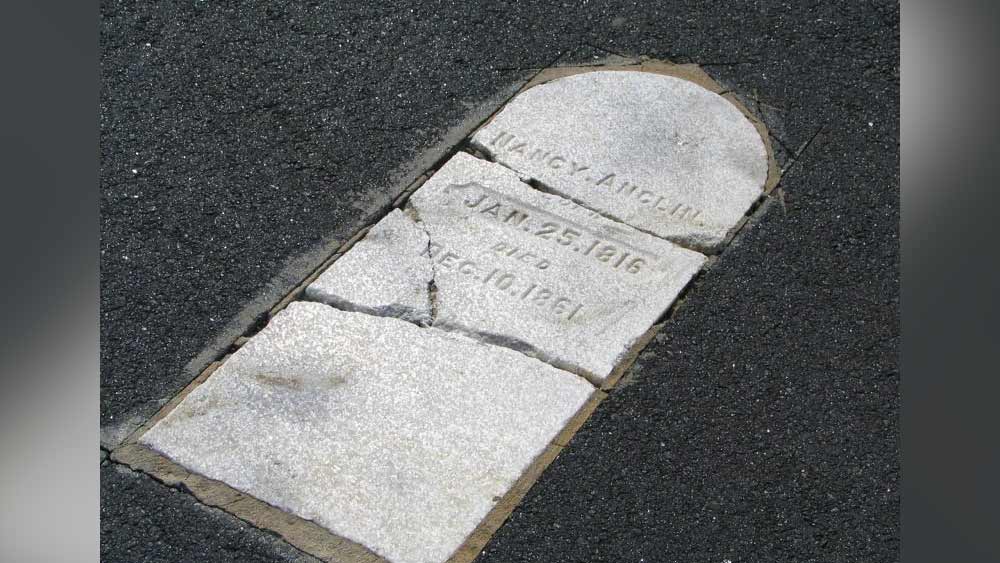 জমি আওতাভুক্ত করার সময় দেখা যায়, ওই এলাকায় ১০০টি মৃতদেহ কবর দেওয়া রয়েছে। আবার বিমানবন্দরের জন্য এই জমিরও প্রয়োজন। 