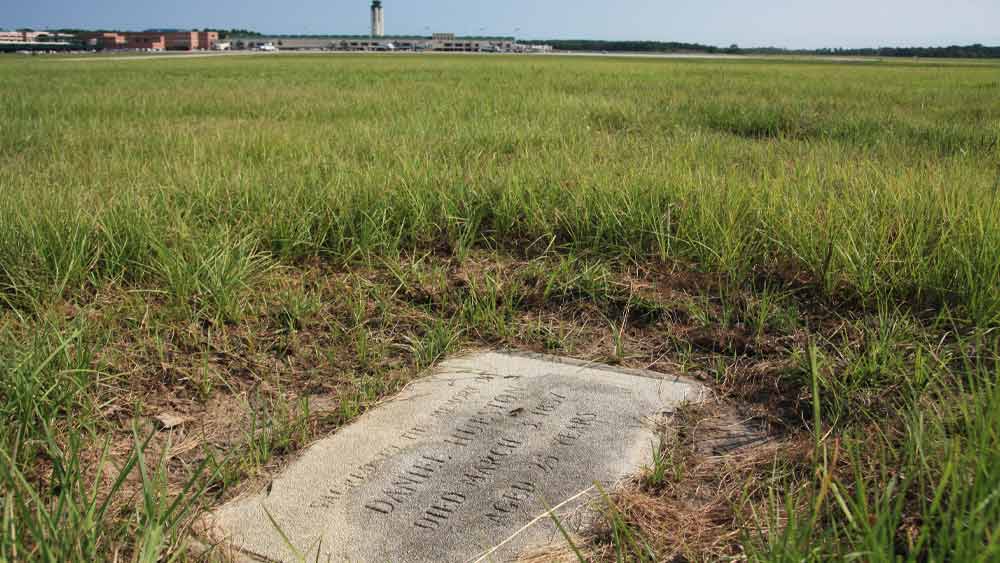 কিন্তু বাকি কবরগুলি ওই জমিতেই থাকবে বলে জানান মৃতের পরিবারের সদস্যরা। তাঁরা জানান, এই জমিতে তাঁদের পূর্বপুরুষেরা চাষবাস করেছেন। নিজের হাতে দেখাশোনা করেছেন এই জমির। এর সঙ্গে তাঁদের স্মৃতি জড়িয়ে। তাই মৃত্যুর পরেও তাঁদের এখান থেকে আলাদা করা ঠিক হবে না।