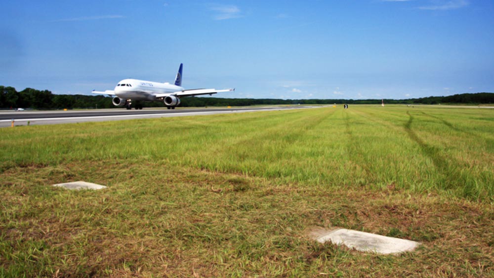 প্রথমে যে বিমানবন্দরটি সেনাবাহিনীর জন্য ব্যবহার করা হত, তা পরবর্তীতে সাধারণ জনগণের জন্য খুলে দেওয়া হয়। এমনকি, বিমানবন্দরটির নাম বদলে হয় সাভান্না হিলটন হেড আন্তর্জাতিক বিমানবন্দর।
