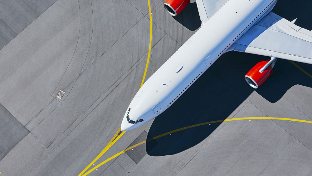 এমনকি, ডটসন পরিবারের দুই নিকট আত্মীয় ড্যানিয়েল হিউস্টন ও জন ডটসনের কবরও রয়েছে ওই বিমানবন্দরে। তবে, কোনও রানওয়ের উপর নয়, কবর দু’টি রয়েছে রানওয়ের পাশে ঘাস-ভর্তি মাঠে।