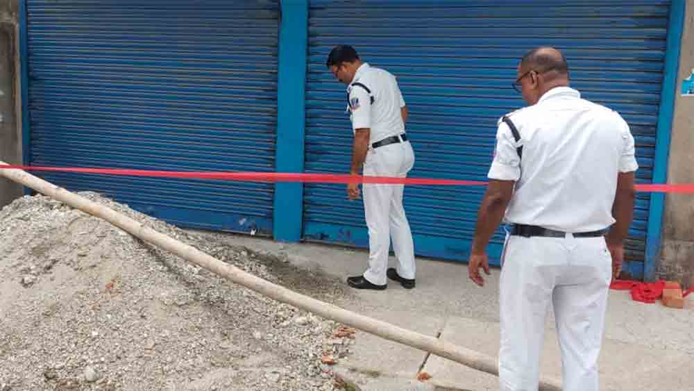 শিলিগুড়ির ব্যবসায়ীর উপর হামলার ঘটনায় তদন্তে পুলিশ আধিকারিকেরা।