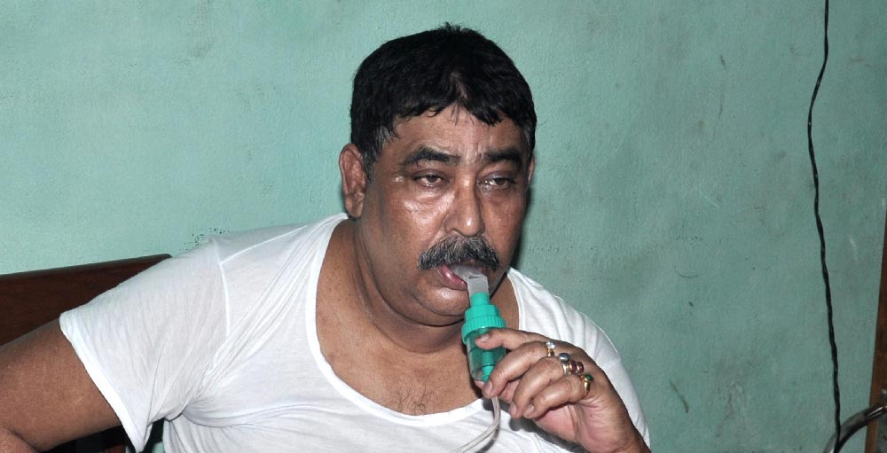 নিজের সঙ্গে লোকজন না-নিয়ে অনুব্রত সাধারণত কোথাওই যান না। একা থাকেনও না। ভয়েই কি?