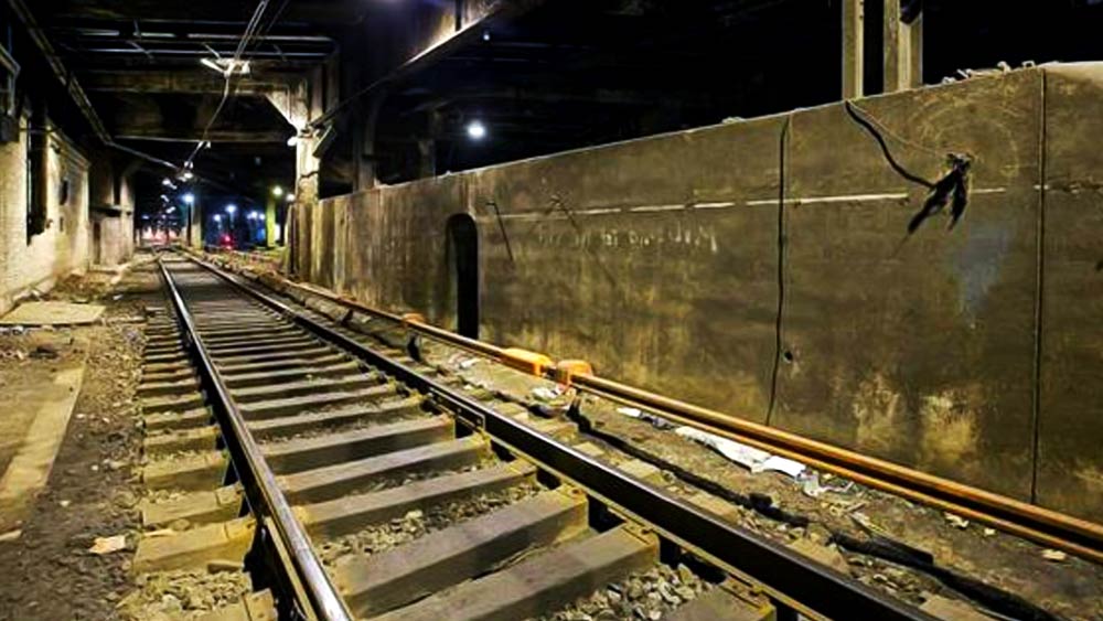 কুঠুরির ভিতরে দু’টি প্ল্যাটফর্ম ছিল। ৬১ ও ৬৩ নং ট্র্যাক একই প্ল্যাটফর্মের দু’পাশে এবং ৫৩ ও ৫৪ নং ট্র্যাক অন্য প্ল্যাটফর্মের দু’পাশে ছিল।