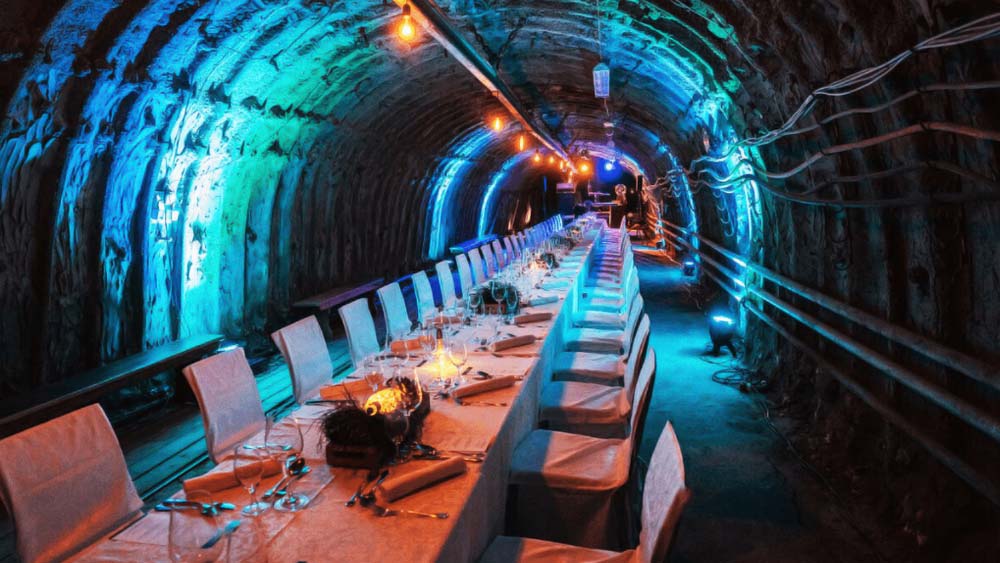 ওই পরিস্থিতিতে কেনই বা রাষ্ট্রপতি এবং সেনাবাহিনীর উচ্চপদস্থ কর্মীরা কুঠুরির ভিতরে যেতেন! তবে কি কোনও ‘গোপন বৈঠক’ চলত সেখানে?