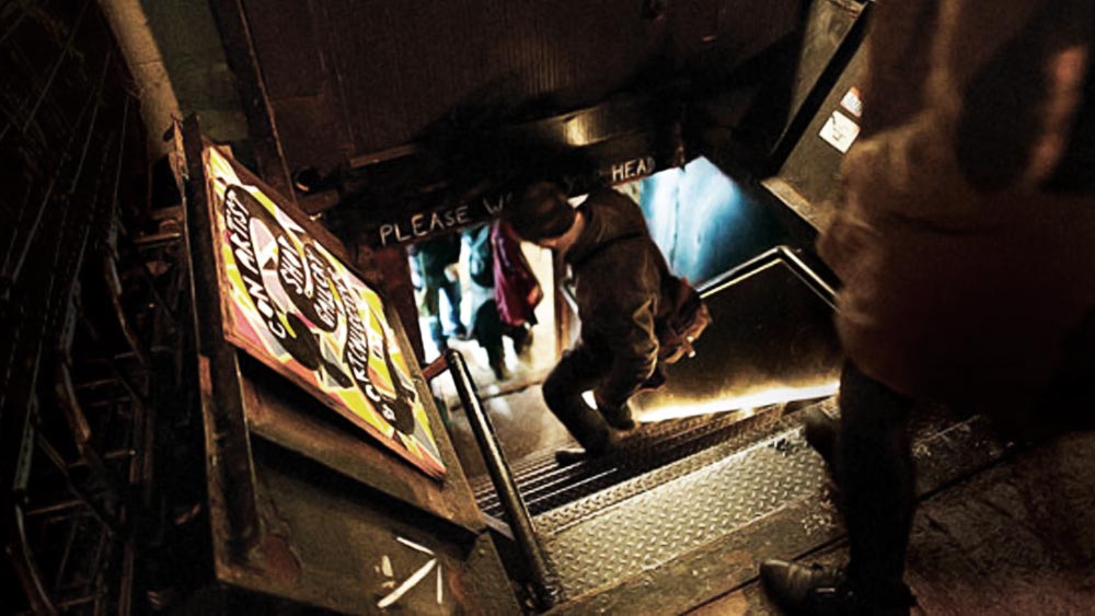 অনেকের মতে, এই কুঠুরির মধ্যে দিয়ে হোটেলে প্রবেশ করার কোনও গোপন দরজা রয়েছে এবং এ বিষয়ে দেশের নাগরিকরা অবগত নন। তা হলে কি তাঁরা হোটেলের ভিতরে যাওয়ার জন্য এই কুঠুরি ব্যবহার করতেন?