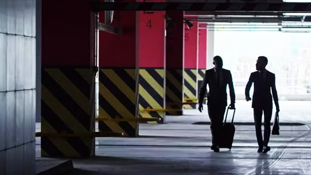 কিন্তু হোটেলের প্রবেশদ্বার থাকা সত্ত্বেও এই গোপন কুঠুরির ভিতর দিয়ে যাওয়ার কারণটাই বা কী? লোকচক্ষুর আড়ালে থেকে কী এমন বিশেষ কাজ করতেন তাঁরা?