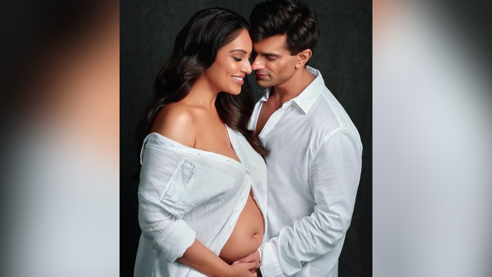  গুঞ্জন ছিল অনেক দিন ধরেই। শেষে রীতিমতো ফটোশ্যুট করে সন্তানধারণের কথা ঘোষণা করলেন বঙ্গতনয়া বিপাশা বসু। সাদা শার্টের আড়ালে উঁকি দিচ্ছে তাঁর স্ফীতোদর। পাশে রয়েছেন হবু বাবা কর্ণ। ইনস্টাগ্রামে সেই গত বছরের শেষেই বিপাশার ফলোয়ারের সংখ্যা এক কোটি ছাড়িয়েছে। সুতরাং এই পোস্ট থেকে তাঁর লক্ষ্মীলাভের পরিমাণও আন্দাজ করেই নেওয়া যায়।