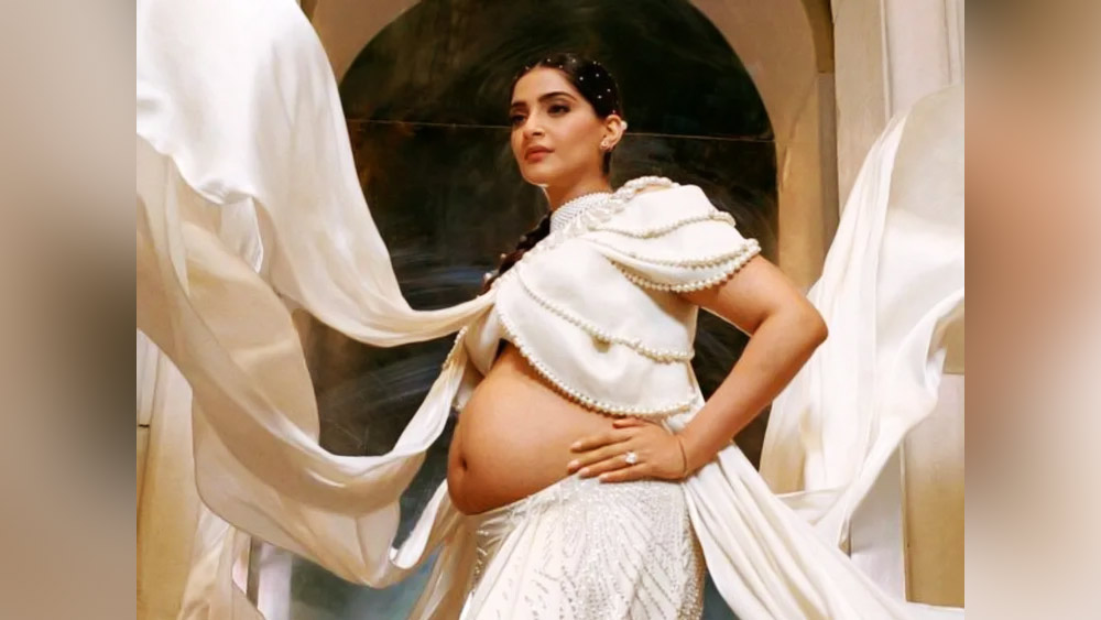 ইনস্টাগ্রামে সোনম কপূরের ফলোয়ারের সংখ্যা তিন কোটি ৩২ লক্ষেরও বেশি। যবে থেকে গর্ভধারণ করেছেন, একের পর এক ছবি দিয়েছেন ফ্যাশনিস্তা সোনম। নিজের বেবি শাওয়ারের ভিডিয়ো পোস্ট করেছেন। সূত্র বলছে, এ সব থেকে তিনি আয় করেছেন কোটি কোটি টাকা।