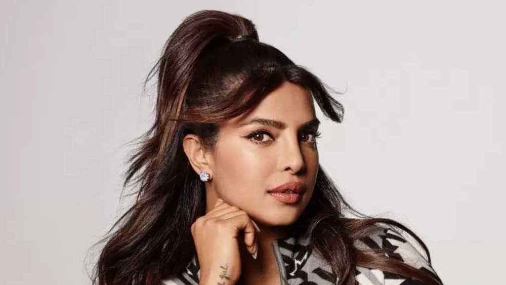 নেটমাধ্যমে এই তারকাদের এক একটি পোস্ট দিয়ে যা আয় হয়, শুনলে চোখ কপালে উঠতে বাধ্য। ইনস্টাগ্রাম থেকে আয়ের নিরিখে শীর্ষে রয়েছেন প্রিয়ঙ্কা চোপড়া। সেখানে তাঁর ফলোয়ারের সংখ্যা প্রায় সাত কোটি ৩০ লক্ষ। সূত্র বলছে, একটি পোস্ট দিয়ে তাঁর আয় হয় এক কোটি ৮০ লক্ষ টাকা।