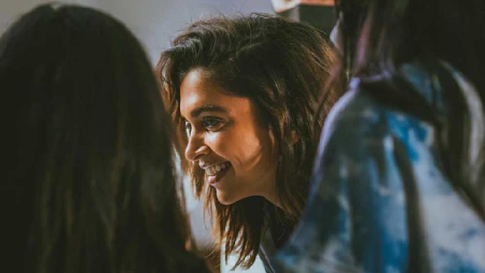 ইনস্টাগ্রামে দীপিকা পাড়ুকোনের ফলোয়ারের সংখ্যা ছ’কোটি ৪০ লক্ষ। কোনও পণ্য বা পরিষেবার বিজ্ঞাপন করে একটি পোস্ট দিয়ে দীপিকা নেন দেড় কোটি টাকা।