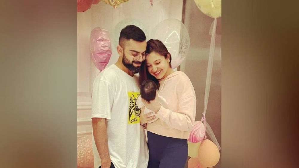 এই ফলোয়ার ধরে রাখারও রয়েছে অনেক ঝক্কিও কিন্তু কম নয়। নিত্যনতুন পোস্ট। সে বেড়ানোর হোক, কঠিন যোগাভ্যাসের হোক বা স্ফীতোদরের। পিছিয়ে নেই পুরুষ সেলেবরাও। ক্রিশ্চিয়ানো রোনাল্ডো থেকে লিওনেল মেসি, এ দেশের বিরাট কোহলী থেকে সইফ আলি খান— সন্তানসম্ভবা স্ত্রীকে পাশে নিয়ে একের পর এক ছবি পোস্ট করে গিয়েছেন।