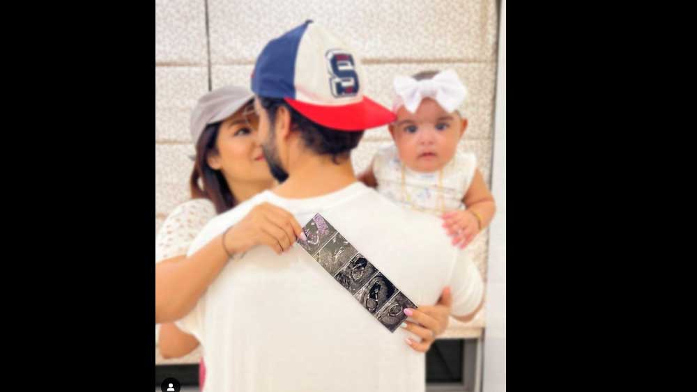 মাস চারেক হল কন্যাসন্তানের মা হয়েছেন, এর মধ্যেই আবার স্বামী গুরমিত এবং মেয়ে লিয়ানা সহ সোনোগ্র্যাফি রিপোর্টের ছবি নেটমাধ্যমে পোস্ট করে দ্বিতীয় বার মা হওয়ার সুখবর দিয়েছেন অভিনেত্রী দেবিনা বন্দ্যোপাধ্যায়।